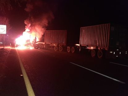 Camiones incendiados tras los narcobloqueos en Colima.