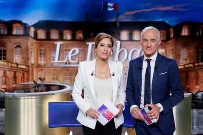 Los periodistas y presentadores de televisión franceses Léa Salame y Gilles Bouleau posan antes de moderar el debate televisado en vivo entre Emmanuel Macron y Marine Le Pen en los canales de televisión franceses TF1 y France 2.