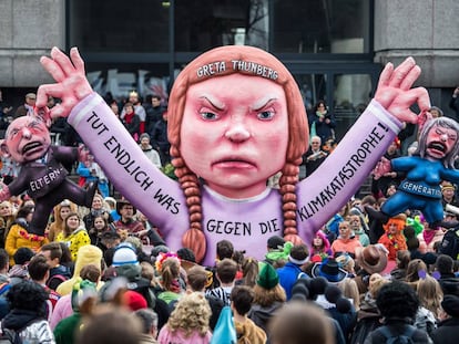 Carroza del carnaval que representa a la figura de la activista del clima Greta Thunberg, la semana pasada en de Duseldorf.  