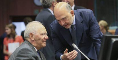 El comisario europeo de Econom&iacute;a y Finanzas, Pierre Moscovici, charla con el ministro alem&aacute;n de Finanzas, Wolfgang Sch&auml;uble