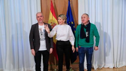 La vicepresidenta segunda del Gobierno y ministra de Trabajo, Yolanda Díaz, junto a los secretarios generales de UGT, Pepe Álvarez (derecha), y CCOO, Unai Sordo en el marco de su reunión para intentar cerrar un acuerdo sobre la subida del salario mínimo interprofesional (SMI).
