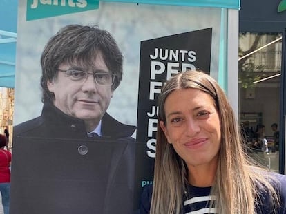 La portavoz de Junts en el Congreso, Míriam Nogueras, delante de un cartel electoral del expresidente de la Generalitat Carles Puigdemont.