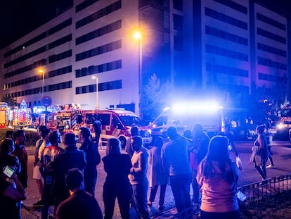 Vecinos desalojados del edificio número 45 de la calle Oslo de Alcorcón, después de la explosión y el incendio en un local comercial.