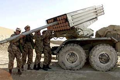 Soldados de la Alianza del Norte lanzan misiles en las proximidades de Dashti Kola, en el norte de Afganistán.