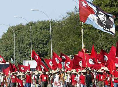 Campesinos del Movimiento de los Sin Tierra se manifiestan en Brasilia para reclamar la reforma agraria.