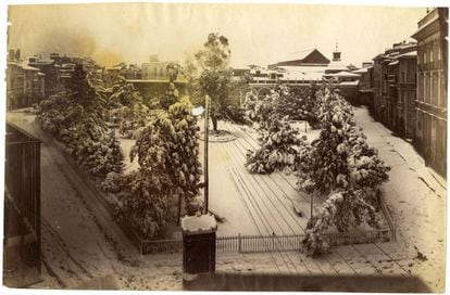 Vista de la ciudad de Valencia bajo un palmo de nieve en 1885.