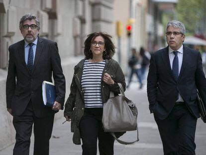 08/10/2018 - Barcelona - En la imagen Blanca Bragulat, esposa de Jordi Turull, acude al Tribunal Superior de Justicia de Cataluña acompañada por su abogado Jordi Pina y Francesc Homs.