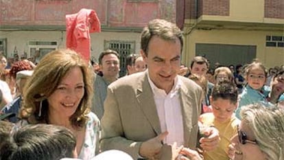 Rodríguez Zapatero recorre ayer las calles de Ponferrada (León), junto a la candidata a la alcaldía, Charo Velasco.