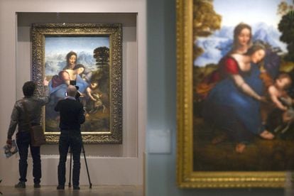 'La Mare de Déu amb el Nen Jesús i Santa Anna', de Leonardo da Vinci exposat al museu del Louvre després de la seva restauració. A la dreta, un detall del quadre abans de ser tractat.