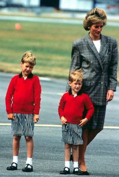 La princesa Diana con Guillermo y Enrique en el aeropuerto de Aberdeen en agosto de 1989.