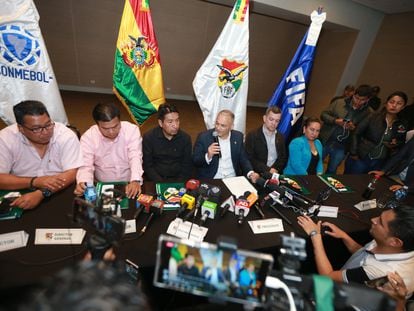 Fernando Costa, en el centro, habla durante una rueda de prensa en Santa Cruz (Bolivia), este miércoles.