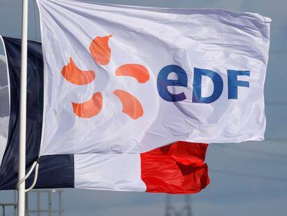 Una bandera con el logotipo de EDF junto a una bandera francesa