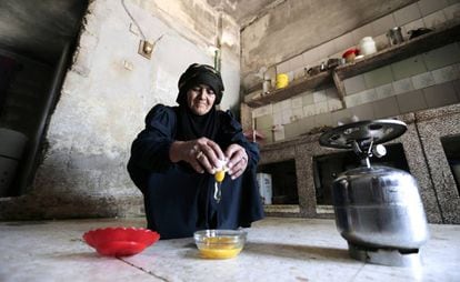 Una mujer prepara la comida a las afueras de Damasco (Siria).