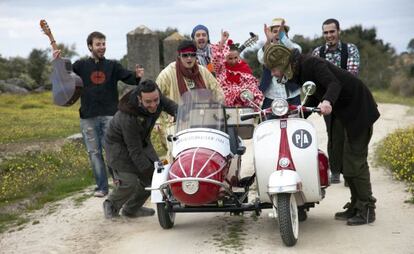 Un fotograma con los protagonistas y el grupo extreme&ntilde;o El desv&aacute;n del duende. 