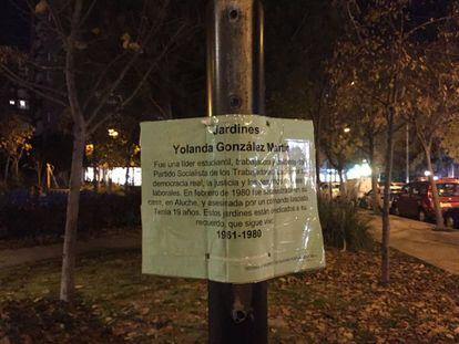 Un cartel en el parque.