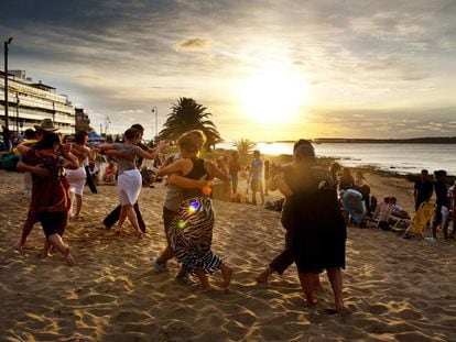 Un grupo de turistas participa del festival Tango en Punta, en el balneario uruguayo de Punta del Este.