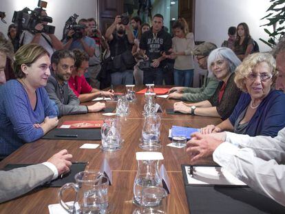 Ada Colau es reuneix a Barcelona amb vuit alcaldes del canvi.