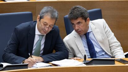 El presidente de la Generalitat, Carlos Mazón, conversa con el vicepresidente primero del Consell y consejero de Cultura y Deporte, Vicente Barrera, en las Cortes, este miércoles.