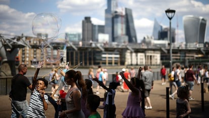 Niños jugando junto al Támesis, en Londres, el 29 de julio.