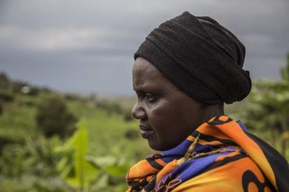 Daphrosa Mukarubayize, una tutsi de 57 años,  posa para una foto cerca del manantial en el valle que separa las dos aldeas en la frontera entre los sectores Musambira y Nyarubaka, el 4 de marzo de 2019. Daphrosa ha tomado la iniciativa de ser la primera en perdonar públicamente a los vecinos hutu por las atrocidades cometidas en 1994. 