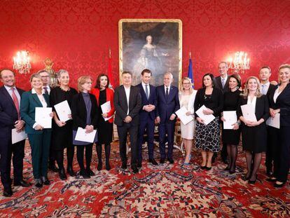 El canciller austriaco, el conservador Sebastian Kurz (centro), entre el vicecanciller verde, Werner Kogler (a su derecha) y el presidente del país, Alexander Van der Bellen, con los miembros del nuevo Gobierno tras la toma de posesión, este martes en Viena.