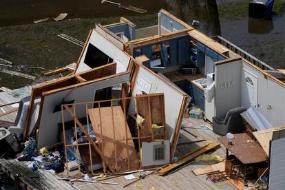 Restos de una vivienda dañada en Keaton Beach (Florida), tras el paso del huracán, el jueves.