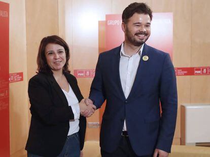 La portavoz del Grupo Socialista en el Congreso, Adriana Lastra, junto al portavoz de ERC, Gabriel Rufián, el pasado mes de junio. En vídeo, PSOE y Unidas Podemos consultan a sus bases sobre el acuerdo de coalición.