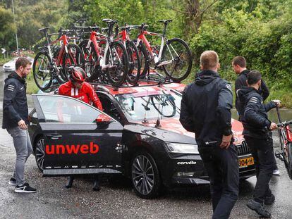 Dumoulin entra en el coche de su equipo tras bajarse de la bicicleta del Giro.