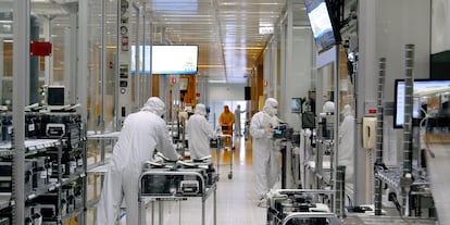 Trabajadores de SkyWater Technology en un laboratorio de la compañía de chips en Bloomington, Minnesota.