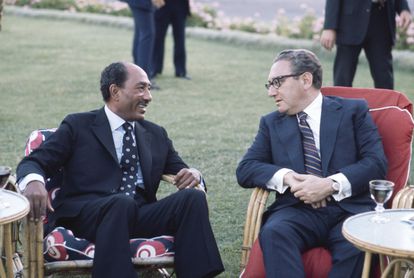 El entonces presidente egipcio, Anwar Sadat, y el secretario de Estado, Henry Kissinger, durante una reunión en 1975 en Alejandria, Egipto, en el marco de las negociaciones 'Sinai II' para el retorno de estos territorios al país africano (invadido por aquel entonces por Israel). 