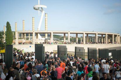 Seguidores de U2 en los accesos al Estadio Olimpico de Barcelona.
