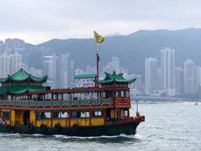 Un barco navega en el Puerto de Victoria, Hong Kong. 