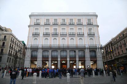 Colas en la entrada de la tienda de Apple en la Puerta del Sol, que adelantó una hora y media su momento de apertura.