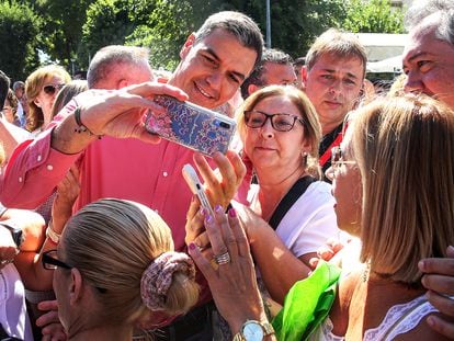 El secretario general del PSOE, Pedro Sánchez (centro), se fotografía con simpatizantes en en el barrio de Pino Montano de Sevilla. A la derecha, el secretario general del PSOE de Andalucía, Juan Espada.