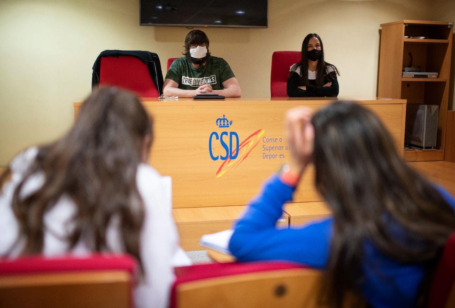 Los tutores José Ramón López y Karima Sánchez supervisan una clase en la Residencia Blume. / INMA FLORES