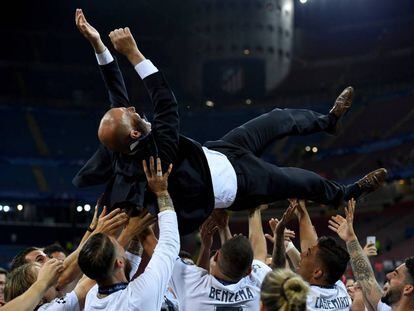 Zidane, manteado por sus jugadores tras conseguir la Undécima.