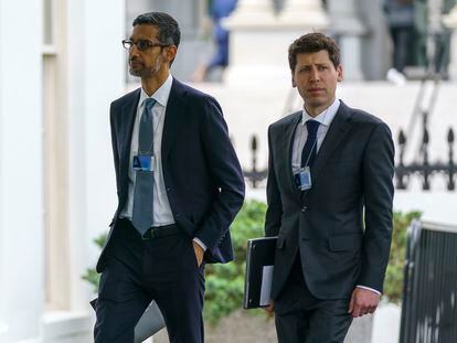 El director ejecutivo de Alphabet, Sundar Pichai, izquierda, y el director ejecutivo de OpenAI, Sam Altman, llegan a la Casa Blanca para una reunión con la vicepresidenta Kamala Harris sobre inteligencia artificial, en mayo de 2023.