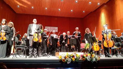 Zumalave, en el centro, con los integrantes de la Real Filharmonía, saludan al público tras el concierto en Ferrol.