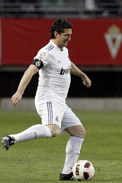 El delegado del Real Madrid Miguel Porlan Chendo durante el encuentro que el conjunto blanco disputó ante la selección de Murcia para recaudar fondos para los afectados por los terremotos del 11 de mayo en Lorca en el estadio de la Nueva Condomina de Murcia.