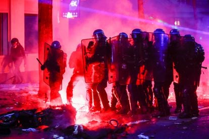 Policías franceses durante una manifestación contra la ley de seguridad el 5 de diciembre en París.