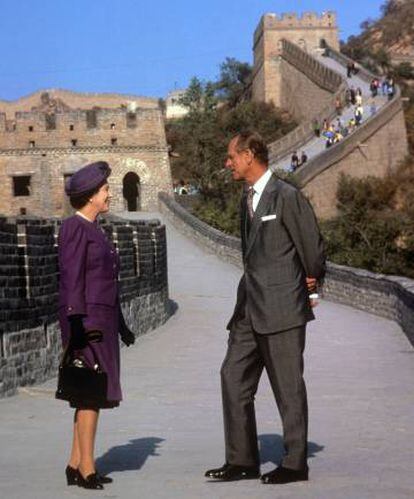 Isabel II y su marido, en la Gran Muralla China en 1986.