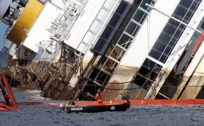 Tareas de reflotamiento del 'Costa Concordia'.