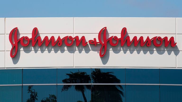 La fachada del edificio Johnson & Johnson en Irvine, California.