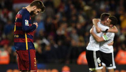 Piqu&eacute; se lamenta tras un gol del Valencia en el Camp Nou