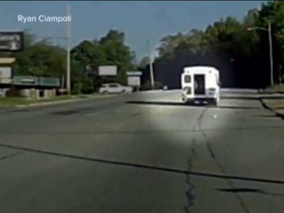 Momento en el que se abre la puerta de un autobús escolar en Arkansas, EE UU, y cae una niña a la carretera.
