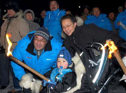 El primer ministro groenlandés, a la izquierda, posa junto a una familia en un acto a favor del 'sí' ('aap') en Nuuk, la capital de Groenlandia.