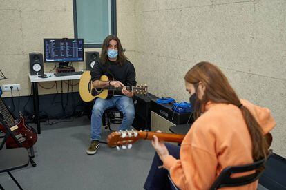 Clase de guitarra en la escuela de música RockCamp.