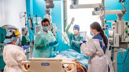 Médicos y enfermeras atienden a un enfermo en la nueva UCI del Hospital Ramon y Cajal de Madrid, la semana pasada.