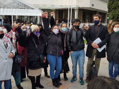 Vecinos de la Cañada junto al abogado que los defiende (segundo por la derecha), a las puertas de los juzgados de la plaza de Castilla.