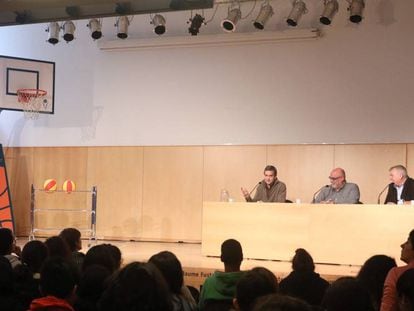 'Club de lectura aumentada' ayer en la biblioteca Jaume Fuster, con Nacho Solozábal (izquierda). 